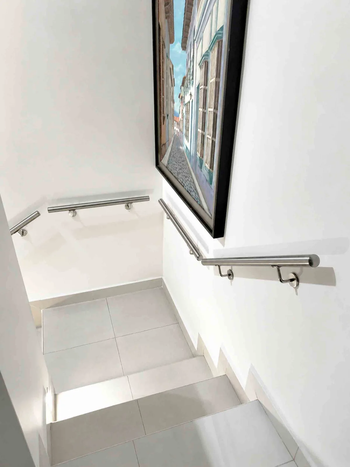 Pasamanos residencial en escalera interior, fotografía del catálogo Pasamanos IO
